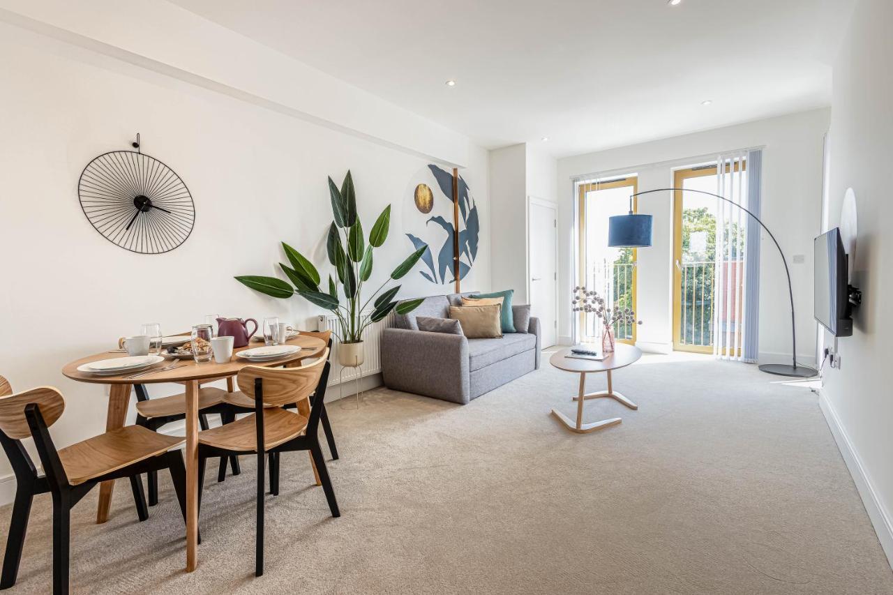 Modern Apartments With Balcony In Merton Near Wimbledon By Sojo Stay มิทแชม ภายนอก รูปภาพ