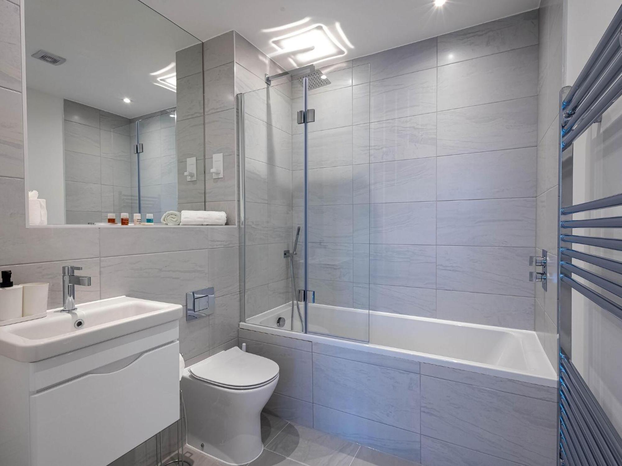 Modern Apartments With Balcony In Merton Near Wimbledon By Sojo Stay มิทแชม ภายนอก รูปภาพ